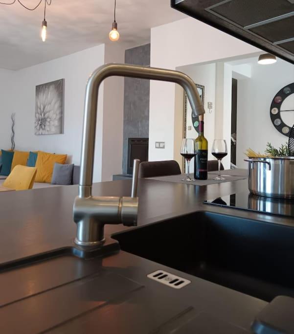 Holiday&Suite Klanac วีร์ ภายนอก รูปภาพ