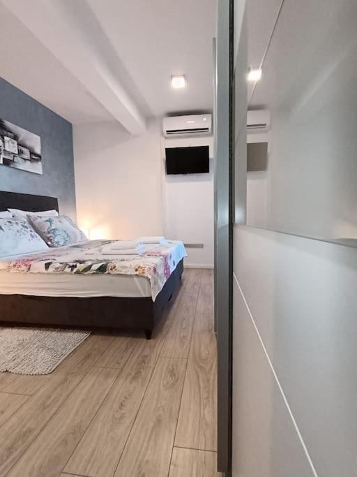 Holiday&Suite Klanac วีร์ ภายนอก รูปภาพ