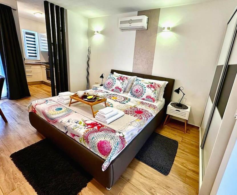 Holiday&Suite Klanac วีร์ ภายนอก รูปภาพ