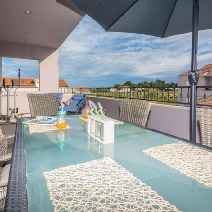 Holiday&Suite Klanac วีร์ ภายนอก รูปภาพ